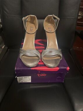 FIONI Clothing Metallic Silver Ankle-Strap Heeled Sandals